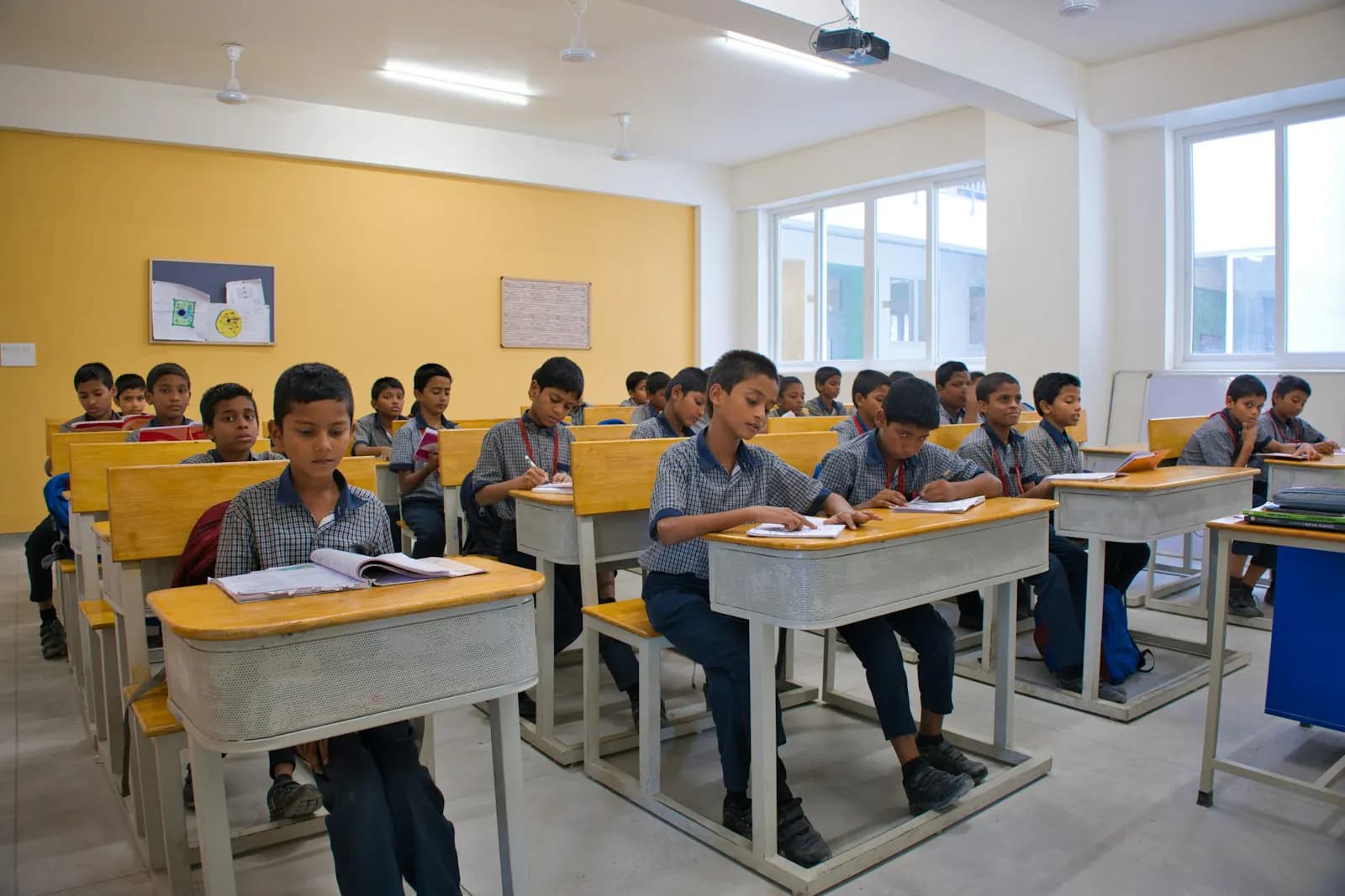 تسليم المنح الدراسية وتكريم اثنين وأربعين خريجًا من مستفيدي الصندوق